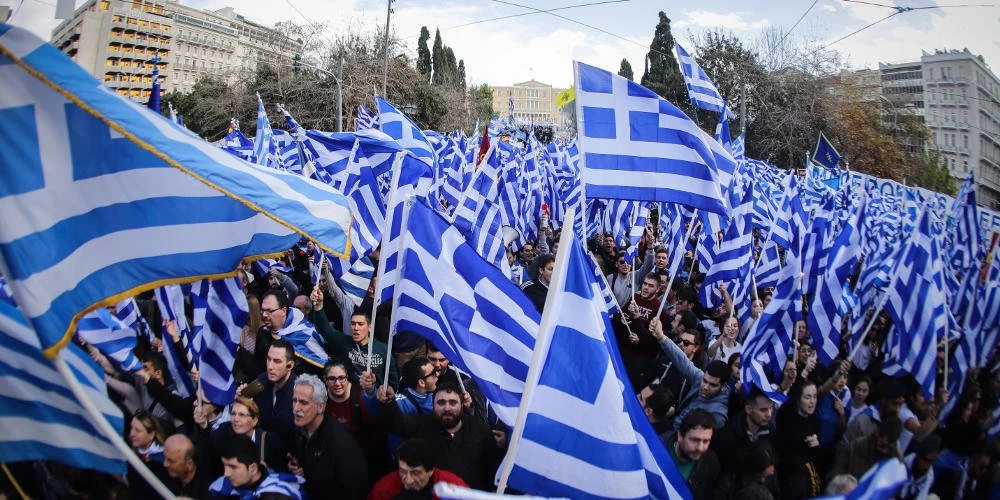 Ρίγη συγκίνησης: Χιλιάδες Έλληνες τραγουδούν τον εθνικό ύμνο – Εικόνα και βίντεο που εκθέτουν την ΕΛΑΣ για τον όγκο του συλλαλητηρίου